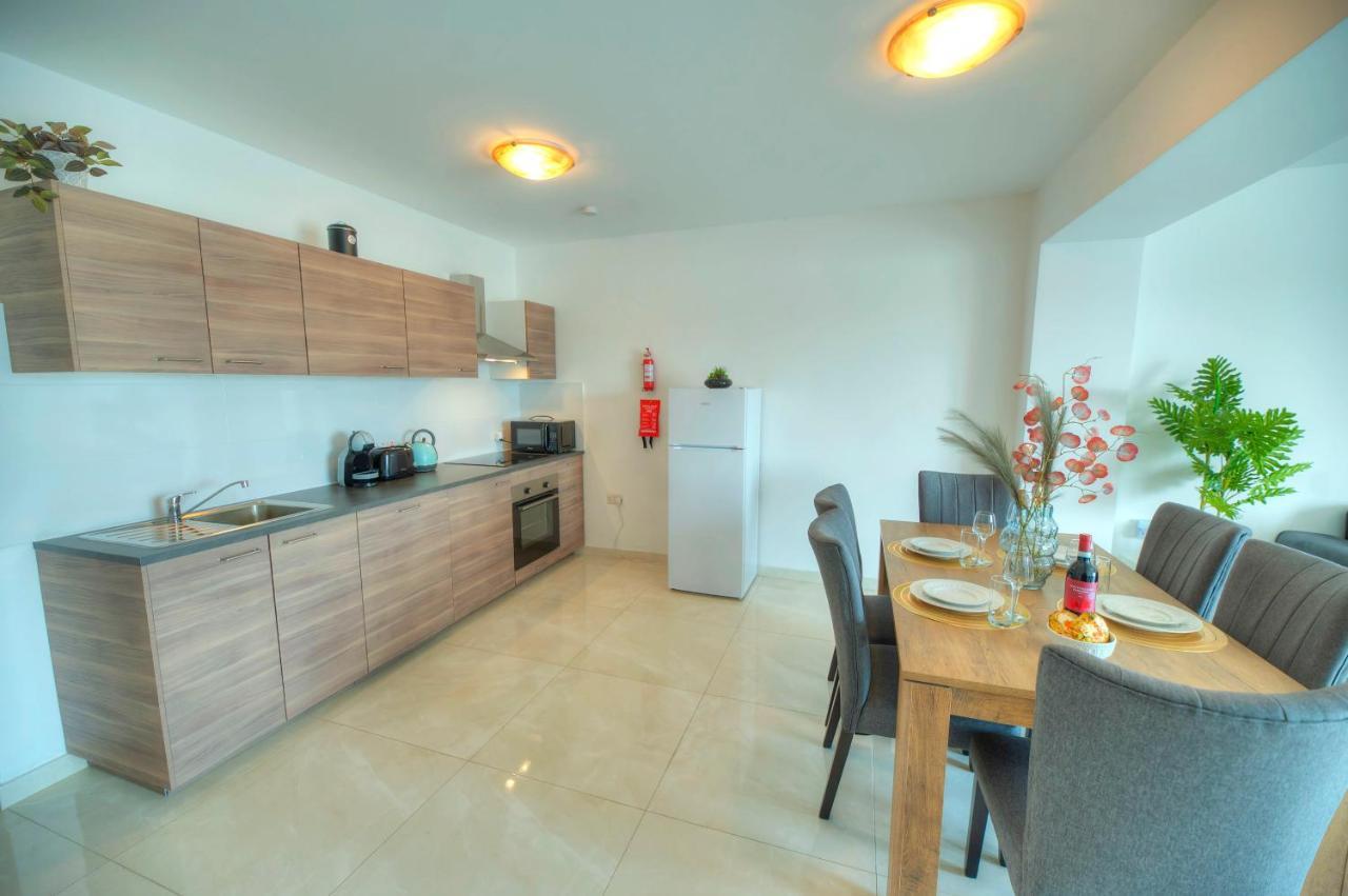 Seafront Beautifully Furnished 2 Bedrooms Gogzr-3 Gzira Exterior foto
