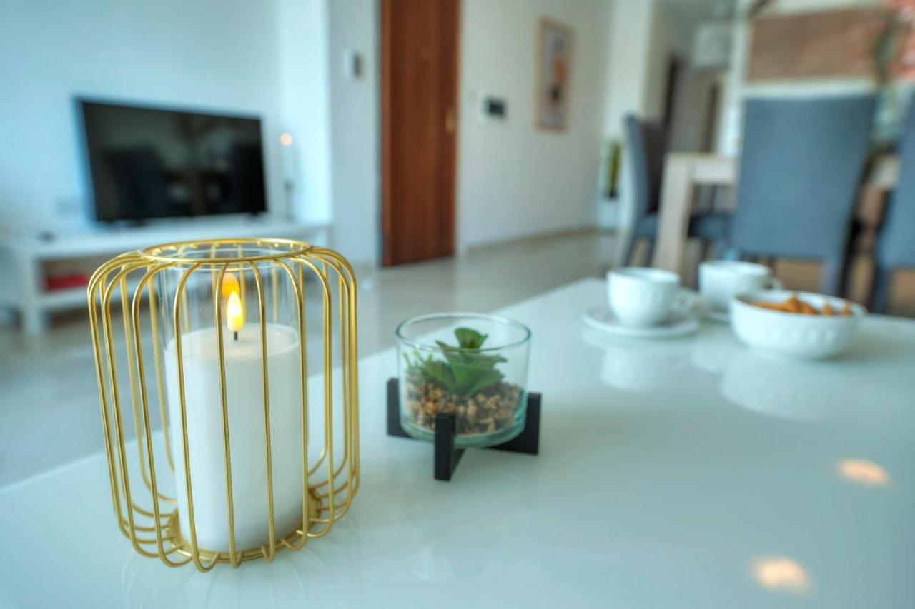 Seafront Beautifully Furnished 2 Bedrooms Gogzr-3 Gzira Exterior foto